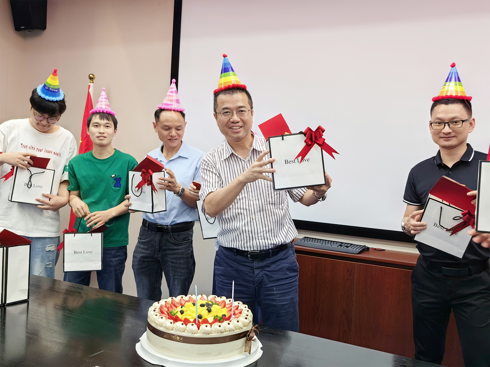 萊爾斯特?絲路陽(yáng)光2024年第二季度員工生日會(huì)圖
